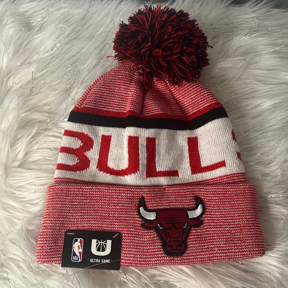 Chicago Bulls Unisex Ultra Game cuffed beanie in red and white w/ bulls emblem